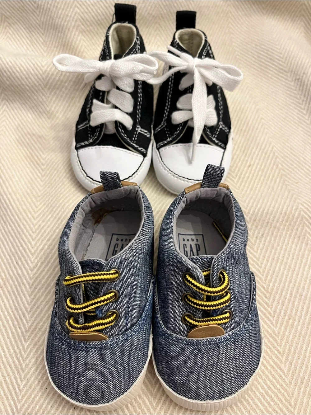 GAP Unisex Baby Crib Blue Fabric LaceUp Sneaker & Blk Converse High top sneakers